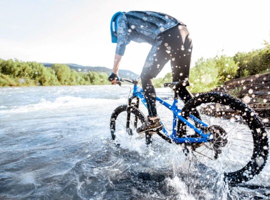Zalet noszenia ochraniaczy do jazdy na rowerze jest wiele. Można kierować się bezpieczeństwem lub zapewnieniem ciepła oraz wygody. Rowerzyści, którzy noszą ochraniacze na łokcie i kolana, rzadziej doznają urazów niż rowerzyści, którzy ich nie noszą. Warto o tym pamiętać, szczególnie jeśli jazda na rowerze stanowi istotny element naszego życia. Ochraniacze pozwolą na swobodne cieszenie się ulubioną aktywnością bez obawy o kontuzje. Najbardziej przydadzą się osobą zainteresowanym trudniejszą jazdą terenową, podczas której prawdopodobieństwo doznania urazu jest bardzo wysokie. Ważne jest także pamiętanie o nich podczas zimowych wypraw, ponieważ rowerzysta wystawiony jest na działanie wiatru, które może odbić się na jego zdrowiu bez odpowiedniego zabezpieczenia. 