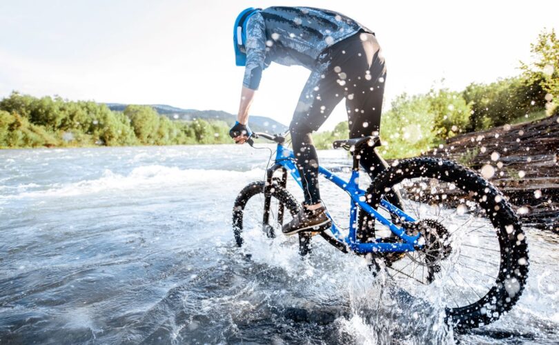 Zalet noszenia ochraniaczy do jazdy na rowerze jest wiele. Można kierować się bezpieczeństwem lub zapewnieniem ciepła oraz wygody. Rowerzyści, którzy noszą ochraniacze na łokcie i kolana, rzadziej doznają urazów niż rowerzyści, którzy ich nie noszą. Warto o tym pamiętać, szczególnie jeśli jazda na rowerze stanowi istotny element naszego życia. Ochraniacze pozwolą na swobodne cieszenie się ulubioną aktywnością bez obawy o kontuzje. Najbardziej przydadzą się osobą zainteresowanym trudniejszą jazdą terenową, podczas której prawdopodobieństwo doznania urazu jest bardzo wysokie. Ważne jest także pamiętanie o nich podczas zimowych wypraw, ponieważ rowerzysta wystawiony jest na działanie wiatru, które może odbić się na jego zdrowiu bez odpowiedniego zabezpieczenia. 