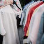 Koszulki damskie – jak typ dekoltu wpływa na końcowy efekt stylizacji?