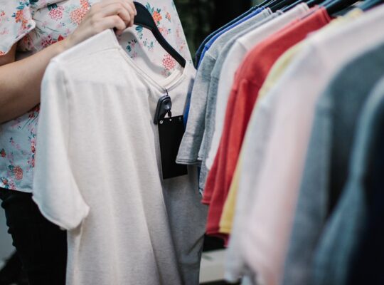 Koszulki damskie - jak typ dekoltu wpływa na końcowy efekt stylizacji?