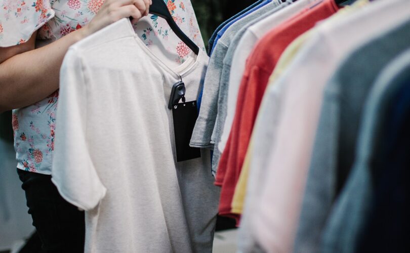 Koszulki damskie - jak typ dekoltu wpływa na końcowy efekt stylizacji?