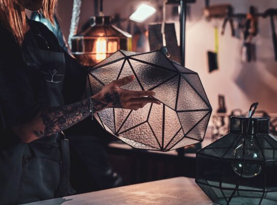 Lampy designerskie w minimalistycznych wnętrzach - hit czy kit?