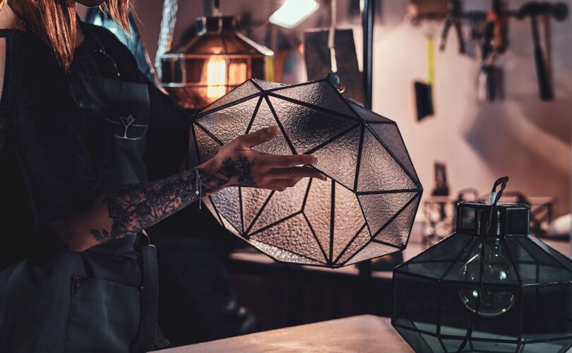 Lampy designerskie w minimalistycznych wnętrzach - hit czy kit?