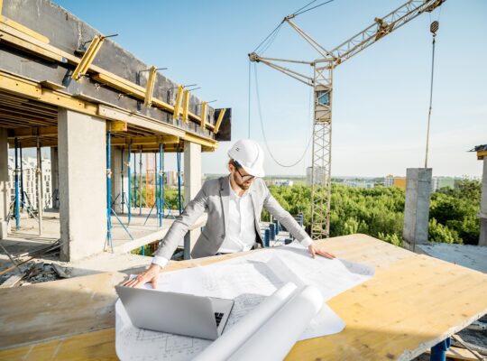 Zarządzanie projektem budowlanym - czy warto zatrudnić generalnego wykonawcę, który się wszystkim zajmie?