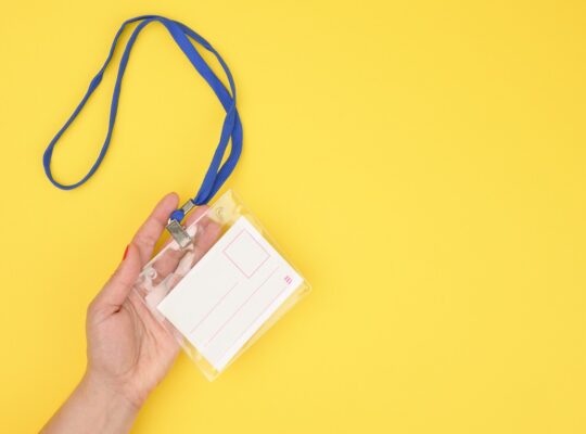 Jak smycze z logo pomagają w budowaniu marki - analiza korzyści dla firm