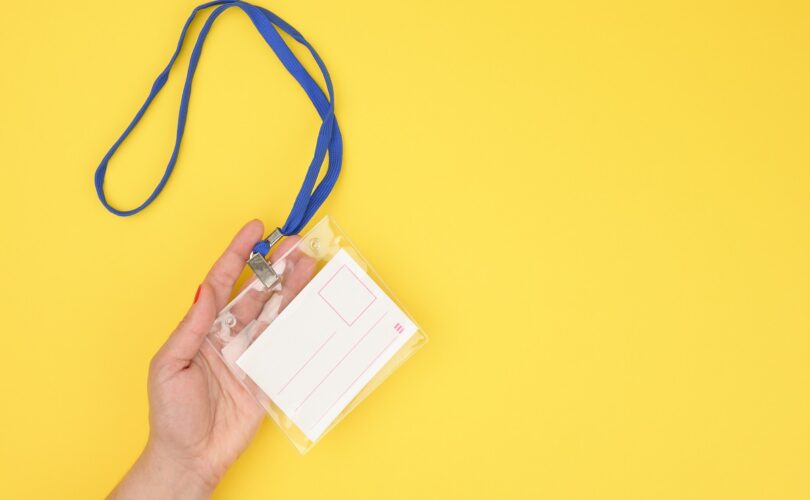 Jak smycze z logo pomagają w budowaniu marki - analiza korzyści dla firm